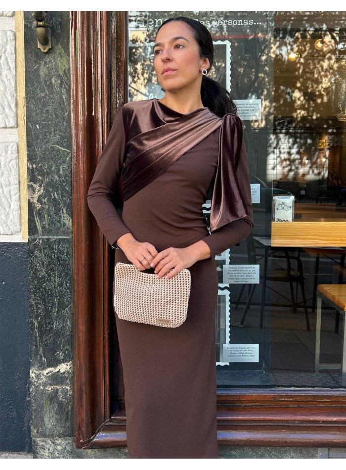 Robe d'invité midi avec nœud en velours
