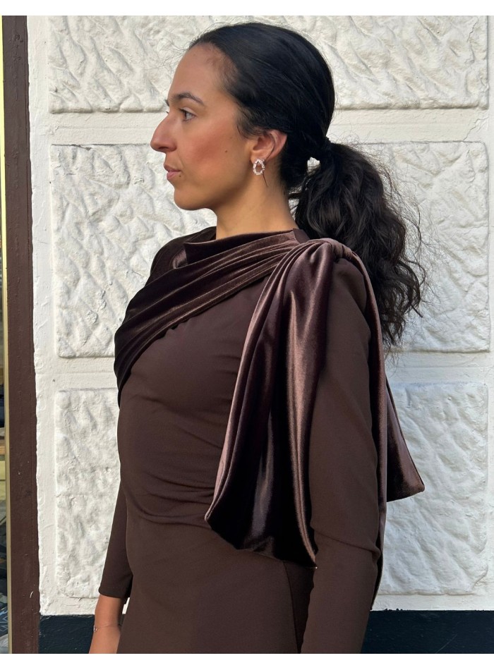 Vestido midi de invitada con detalle de lazo de terciopelo en la manga