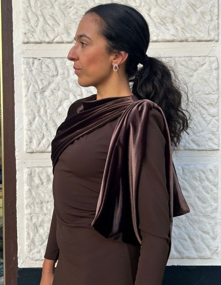 Vestido midi de invitada con detalle de lazo de terciopelo en la manga Vestido midi de invitada con detalle de lazo de terciopelo en la manga