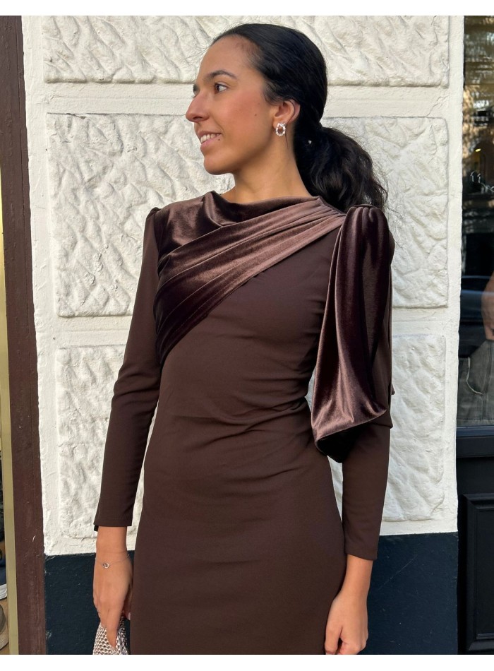 Vestido midi de invitada con detalle de lazo de terciopelo en la manga