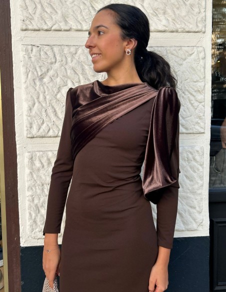 Vestido midi de invitada con detalle de lazo de terciopelo en la manga Vestido midi de invitada con detalle de lazo de terciopelo en la manga