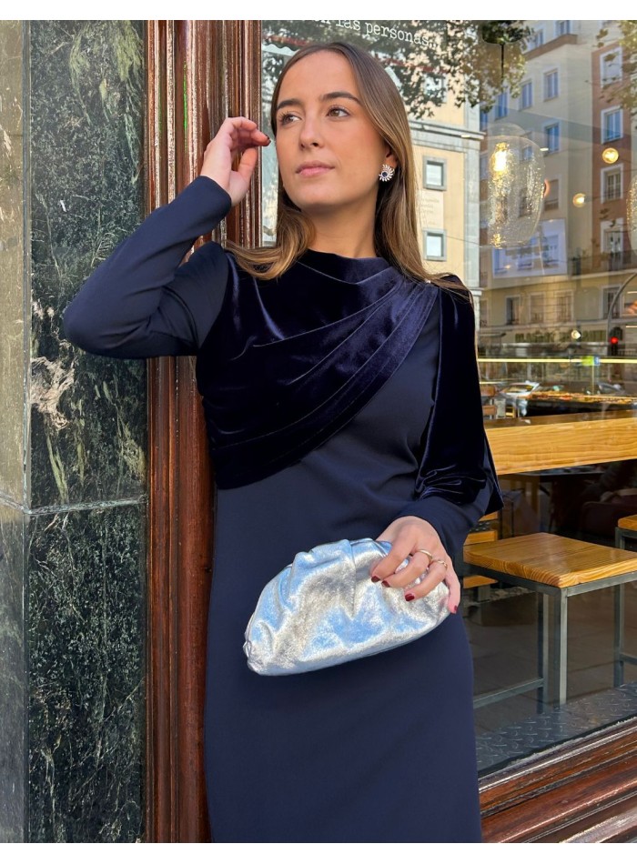 Vestido midi de invitada azul marino con detalle de lazo