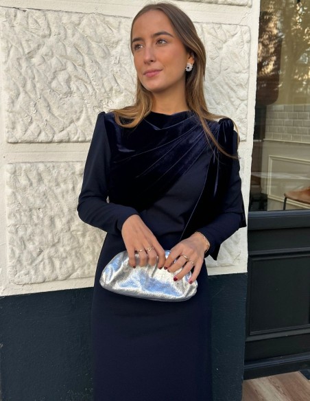 Vestido midi de invitada azul marino con detalle de lazo