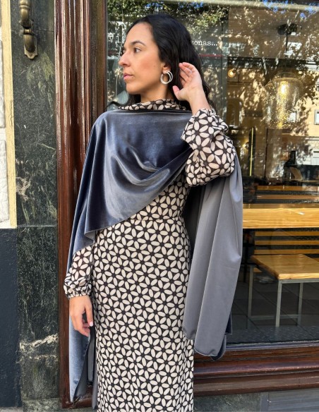 Capa corta de terciopelo gris para invitada y eventos