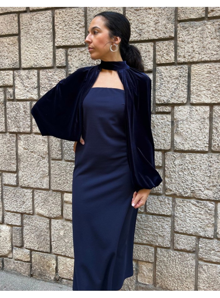 Vestido midi azul marino con escote palabra de honor y mangas de terciopelo
