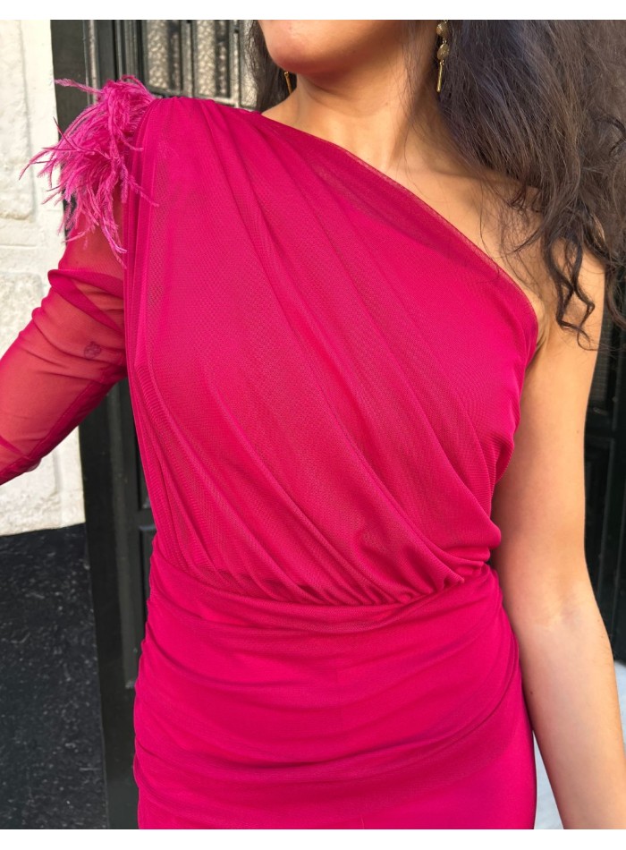 Vestido de fiesta midi drapeado con una manga y detalle de plumas buganvilla