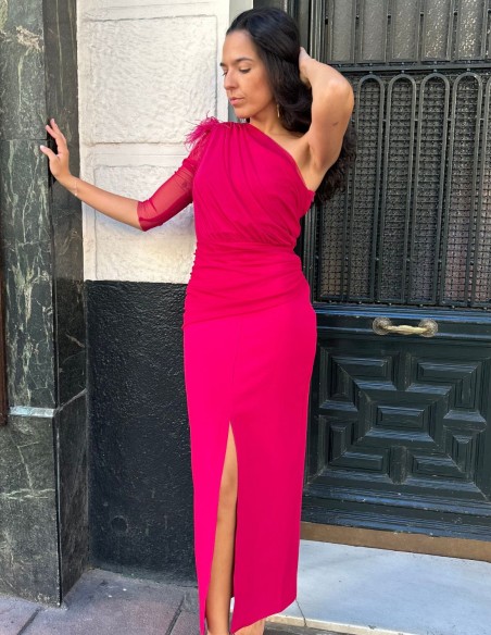 Vestido de fiesta midi drapeado con una manga y detalle de plumas