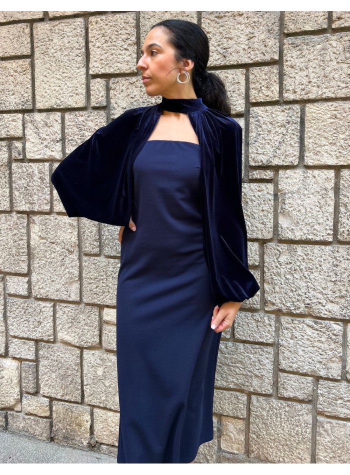 Vestido midi azul marino con escote palabra de honor y mangas de terciopelo
