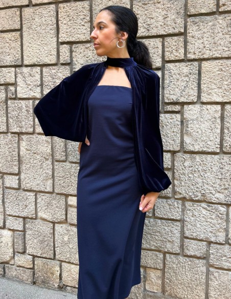 Robe midi bleu marine avec encolure sans bretelles et manches en velours