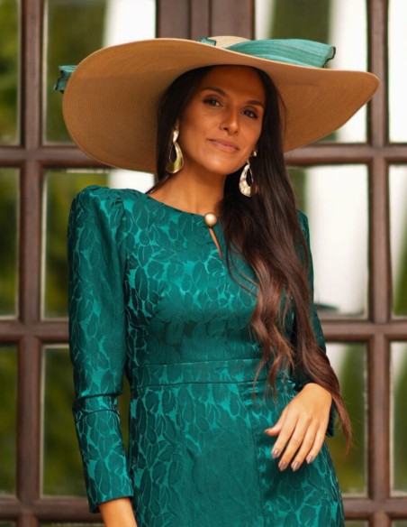 Pamela de invitada beige con nudo verde botella