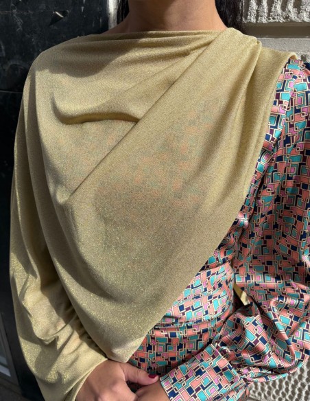 Capa de fiesta corta dorada con brillo