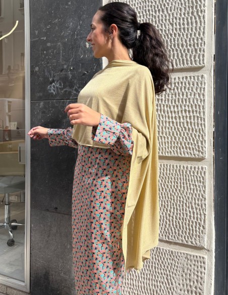 Capa de fiesta corta dorada con brillo