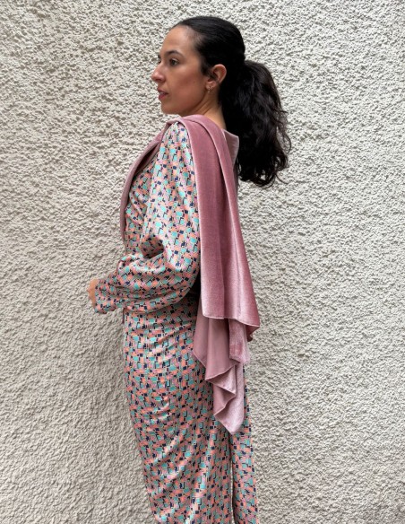 Capa corta de invitada color rosa en terciopelo