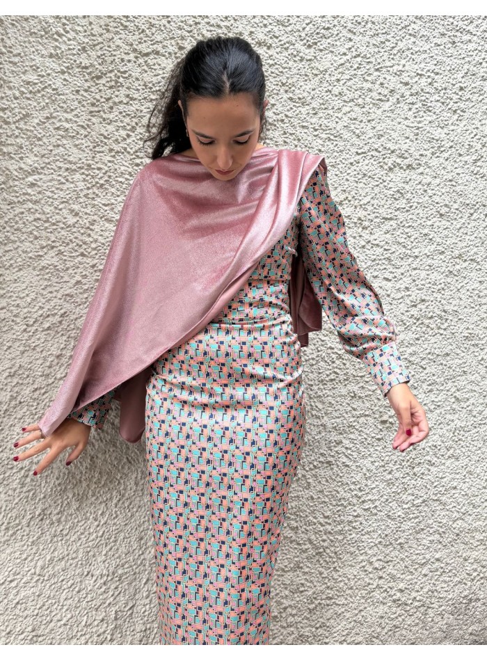 Capa corta de invitada en terciopelo color rosa...