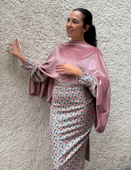 Capa corta de invitada en terciopelo color rosa para boda