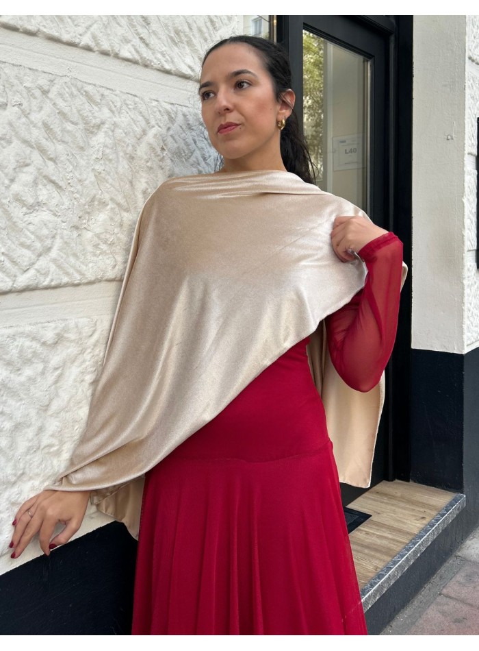 Short cape for guest with gold colored slits