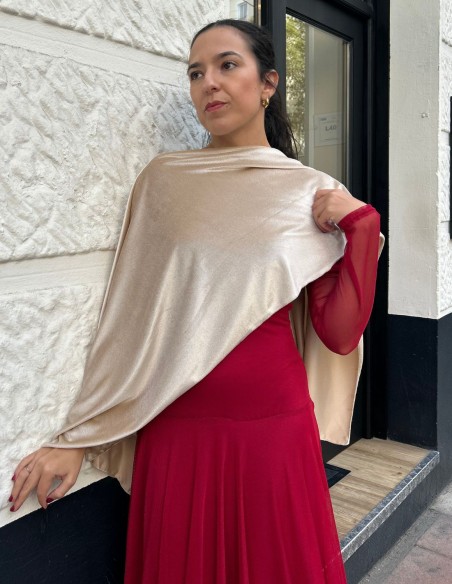 Short cape for guest with gold colored slits