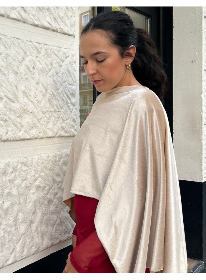 Short cape for guest with gold colored slits