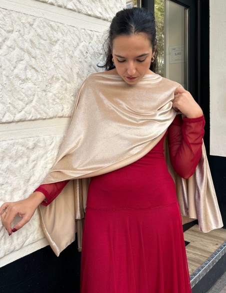 Short cape for guest with gold colored slits