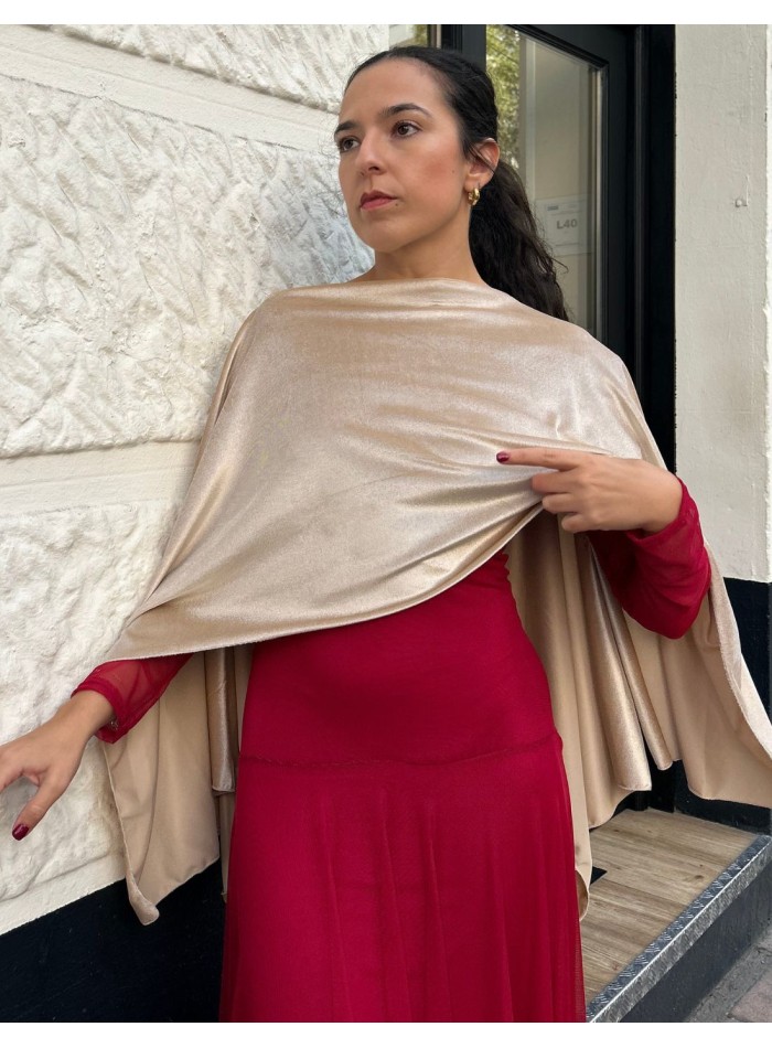 Short cape for guest with gold colored slits