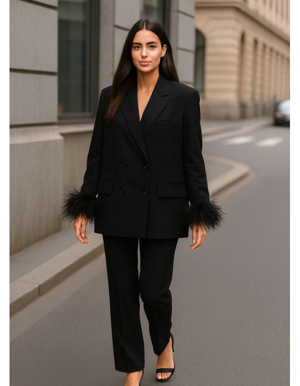 Blazer oversized estructurada con detalle de plumas