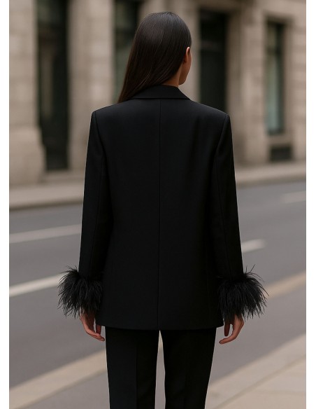Blazer oversized estructurada con detalle de plumas