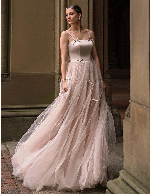 Vestido de fiesta largo con lazos y falda larga de tul
