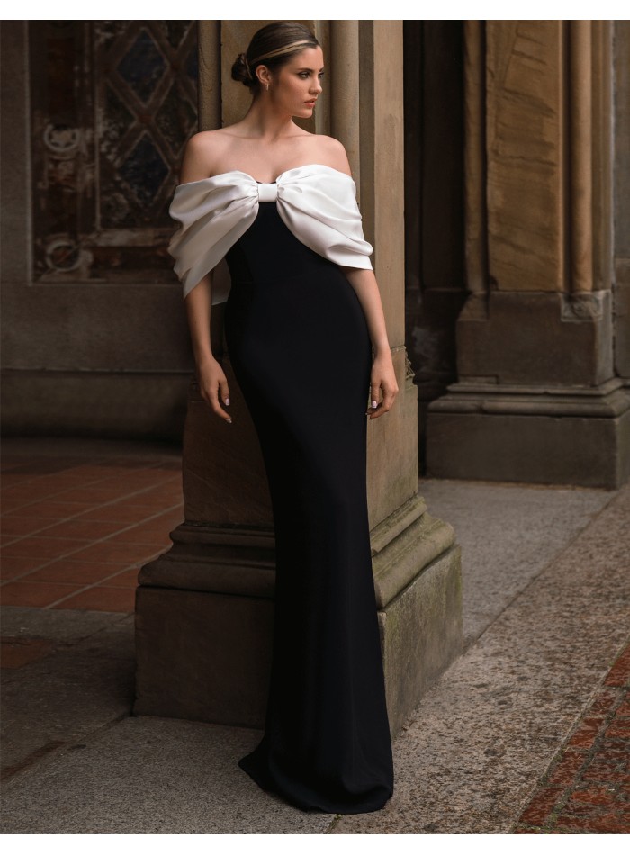 Long black dress with strapless neckline and bicolor bow