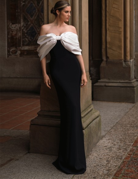 Longue robe noire avec encolure sans bretelles et nœud bicolore