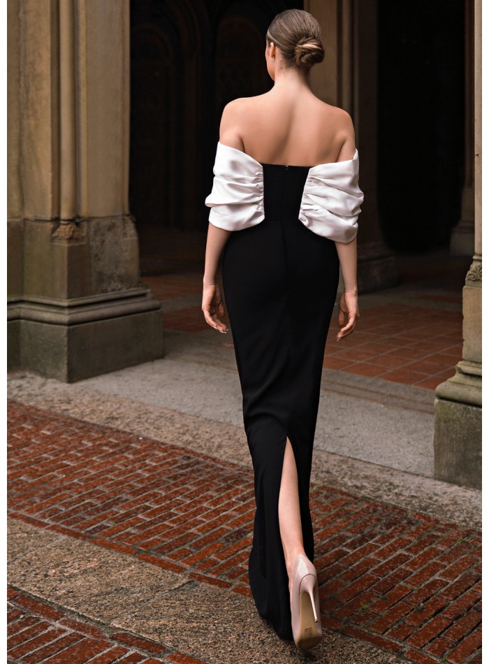 Longue robe noire avec encolure sans bretelles...