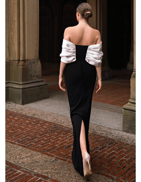 Longue robe noire avec encolure sans bretelles et nœud bicolore