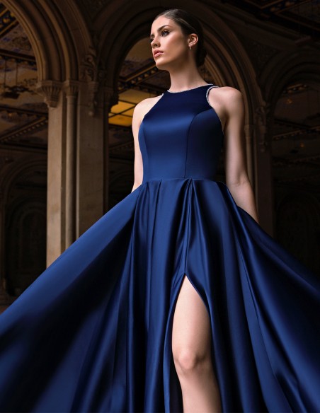 Vestido largo de fiesta escote halter con adorno pedrería para invitada especial