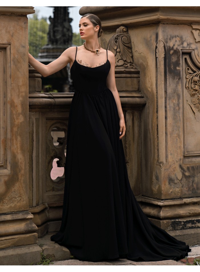 Robe de soirée longue avec encolure fleurie et corsage à effet corset
