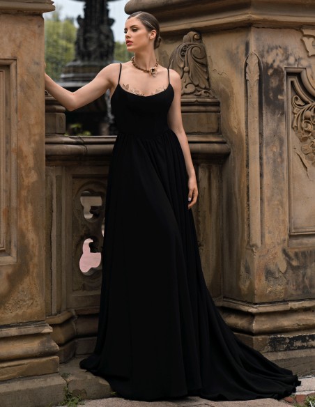 Robe de soirée longue avec encolure fleurie et corsage à effet corset