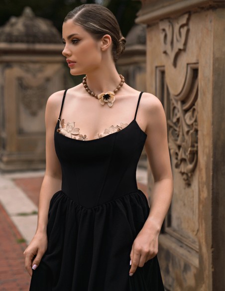 Robe de soirée longue avec encolure fleurie et corsage à effet corset