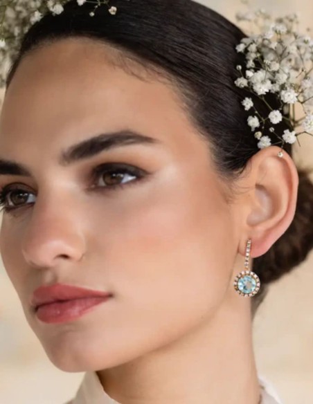 Boucles d'oreilles avec pierre aigue-marine entourée de zircons