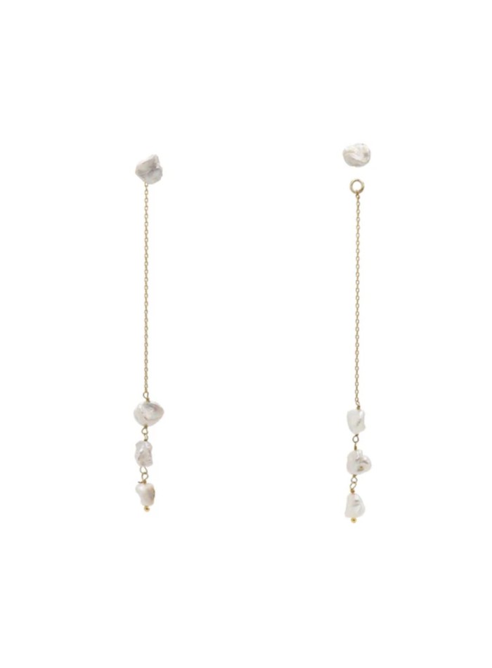Earrings with fine chain and irregular pearls