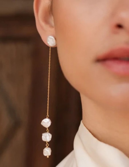 Boucles d'oreilles avec chaîne fine et perles irrégulières