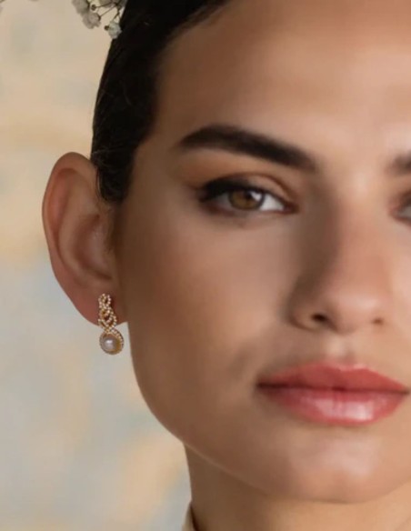 Earrings with intertwined zircons and central pearl