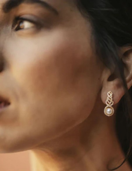 Pendientes con circonitas entrelazadas y perla central