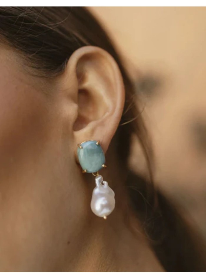 Pendientes con piedra azul turquesa rematados...