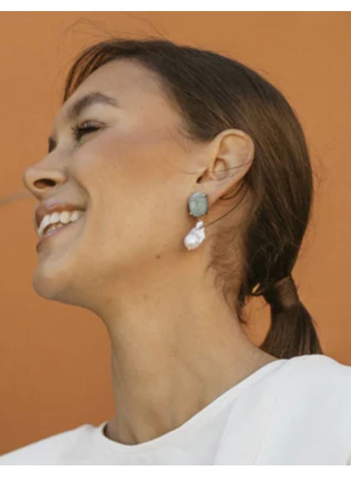 Pendientes con piedra azul turquesa y perla