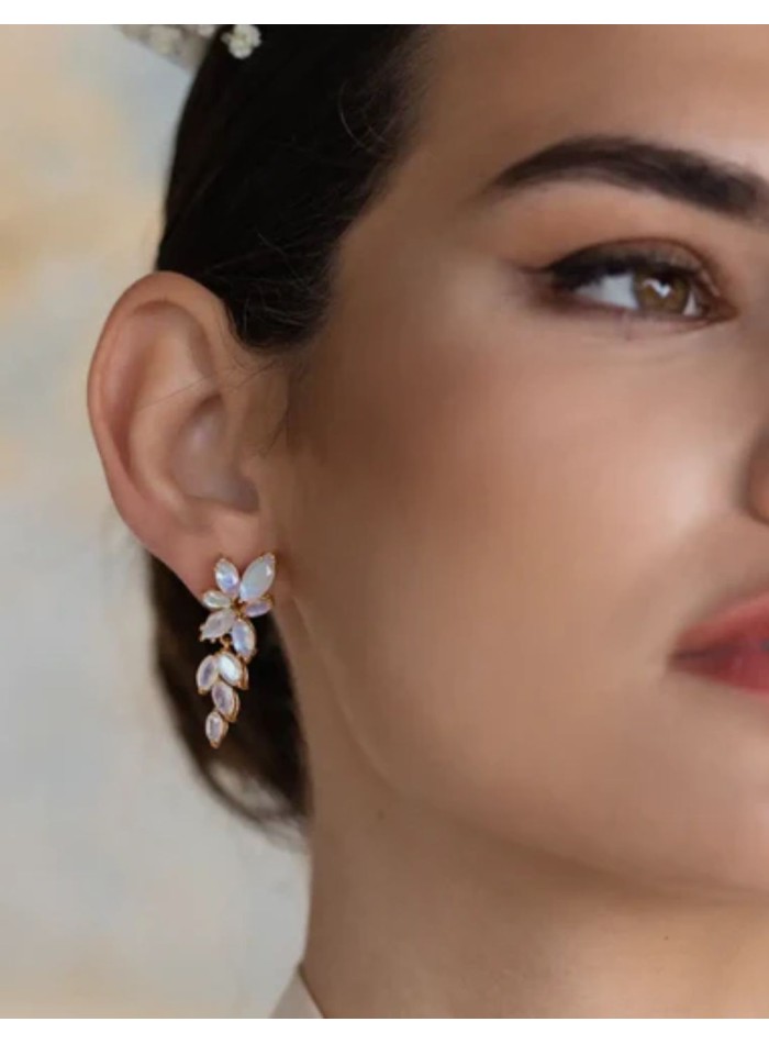 Pendientes de flor con hojas talladas en piedra natural