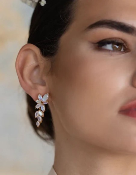 Boucles d'oreilles fleurs avec feuilles sculptées en pierre naturelle