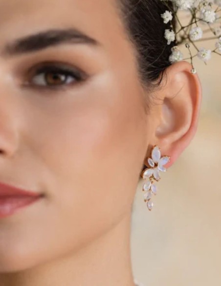 Pendientes de flor con hojas talladas en piedra natural