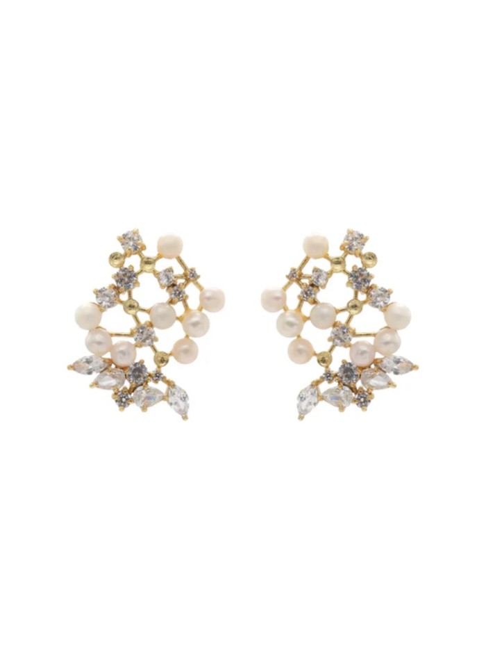 Pearl earrings with zirconia sparkles in the shape of a flower