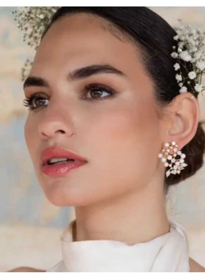 Pearl earrings with zirconia sparkles in the...