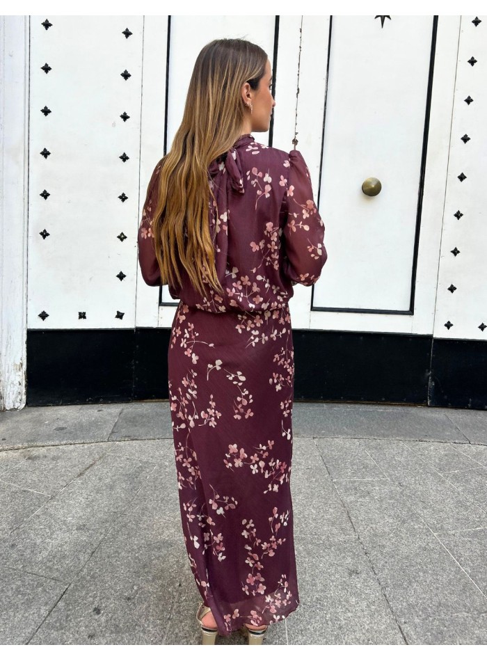 Tenue d'invité avec imprimé marron et tissu...