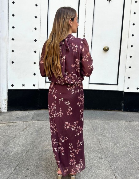 Tenue d'invité avec imprimé marron et tissu pailleté