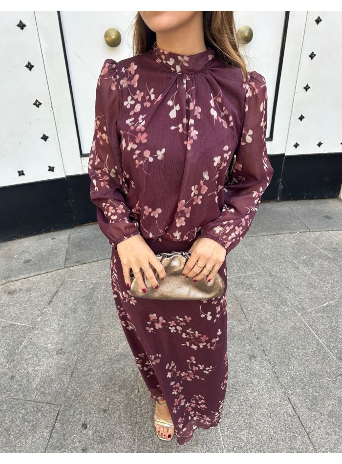 Tenue d'invité avec imprimé marron et tissu...